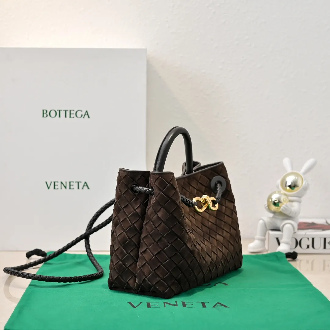 The 2024 new Andiamo batch 1920 BV has been shipped‼ ️Really popular🔥The new Andiamo woven handbag launched by Bottega Veneta this season is really popular all over the world! ! Celebrities at home and abroad have worn it, and Oscar-winning actress Michelle Yeoh has taken it out on the street. Song Jia, Trai Yara, Yu Feihong, Sanji Ayaka, Rosie Hunting-Whiteley, Yoshioka Riho, etc. have all picked up this bag. It is classic and versatile, showing off its temperament, and the bag capacity is also large, which is very convenient for daily commuting! ! A variety of carrying methods, the shoulder straps can be adjusted by yourself, the original lambskin feels soft and delicate, and the neutral style is created to break gender boundaries and bring a more practical and longer-lasting use experience. Andiamo, which has both elegant and casual styles, perfectly interprets the true appearance of "fashionable old money style". Style number: 7463 (suede) Size: 25*22*10.5cm